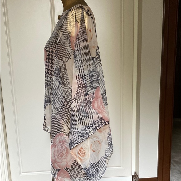 Multicolored Dolman Sleeve Asymmetrical Blouse. Brand new condition . - Picture 4 of 5